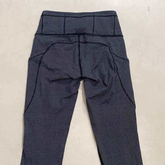 LULULEMON RARE Teeny check white and black!! SIZE 4 FAST FREE 7/8 TIGHT. - Picture 3 of 14